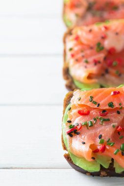 Somon, avokado, susam, limon ve biberli sandviç..