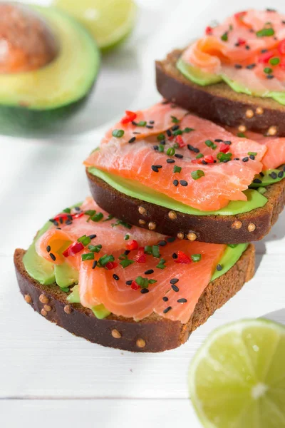 Somon, avokado, susam, limon ve biberli sandviç..