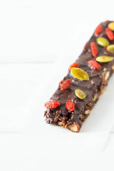 Vegan Coklat Batangan Dengan Granola Kacang Kacangan Labu Goji Berry — Stok Foto