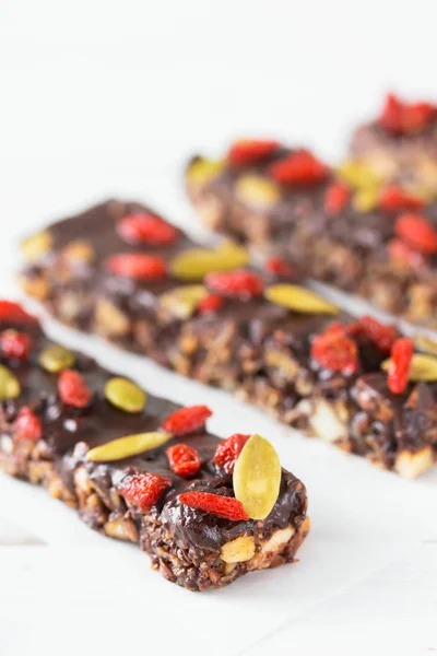 Vegane Schokoriegel Mit Müsli Nüssen Kürbis Chiasamen Goji Beeren Hausgemachte — Stockfoto