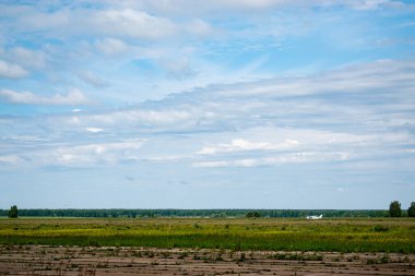 Güzel bulutlu bir gökyüzü ve pistte bir uçakla inanılmaz bir manzara.