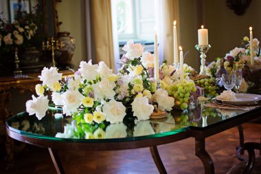 El yapımı mum ve çiçeklerle Vintage Odası iç dekor