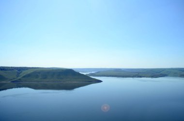 Tepeler ve gölün güzel manzara
