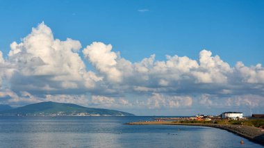 Denizin üzerinde bulutlar
