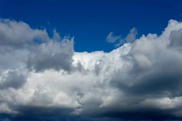 Céu Azul Com Nuvens — Fotografia de Stock