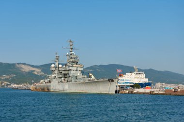 Kruvazör Mikhail Kutuzov seaport Novorossiysk içinde