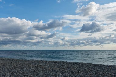 mavi gökyüzü, bulutlar ve deniz manzara