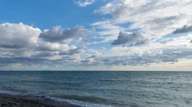 mavi gökyüzü, bulutlar ve deniz manzara
