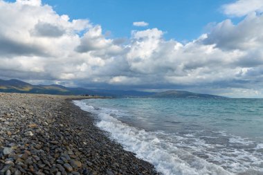 mavi gökyüzü, bulutlar ve deniz manzara