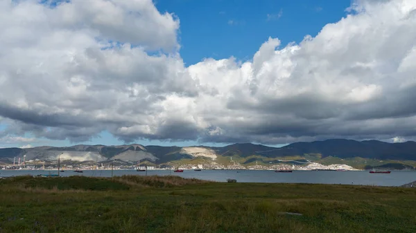 青い空と雲と海のある風景します — ストック写真