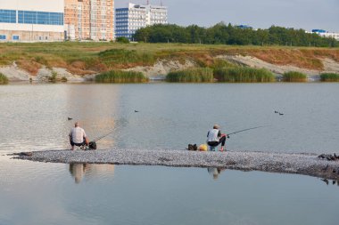 kıyıda nehirde balıkçı