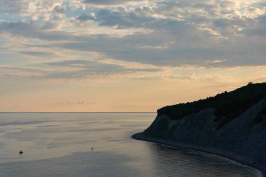 Gün batımı, gökyüzü ve bulutlar dağların üzerinde