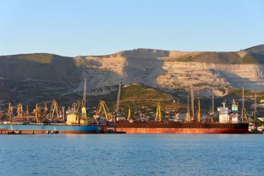 Limandaki rıhtımda gemi