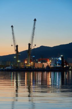 Vinçleri ve gemisi olan bir iskele.