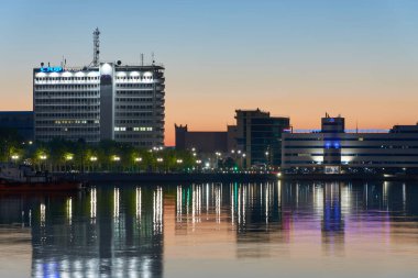 Denizdeki binaların seti ve yansıması