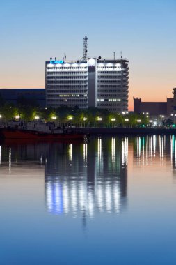 Denizdeki binaların seti ve yansıması