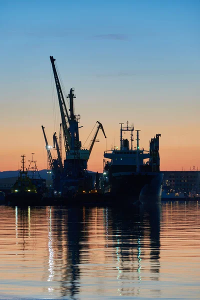 Grues Navires Dans Port Coucher Soleil Images De Stock Libres De Droits