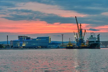 Limanda gün batımı