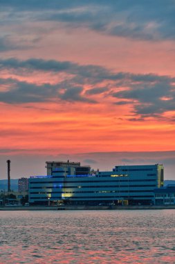Denizin üzerinde gün batımı ve gezinti
