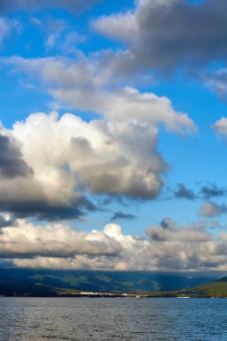 Bulutlar deniz ve dağlar üzerinde