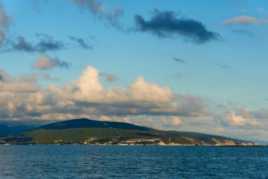 Bulutlar deniz ve dağlar üzerinde