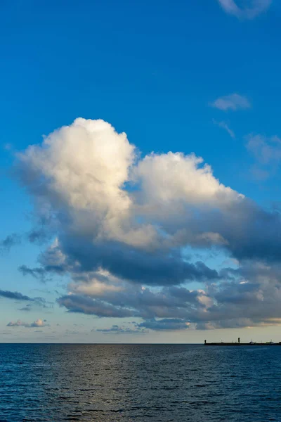 Nuvens Sobre Mar Contra Céu Azul — Fotografia de Stock