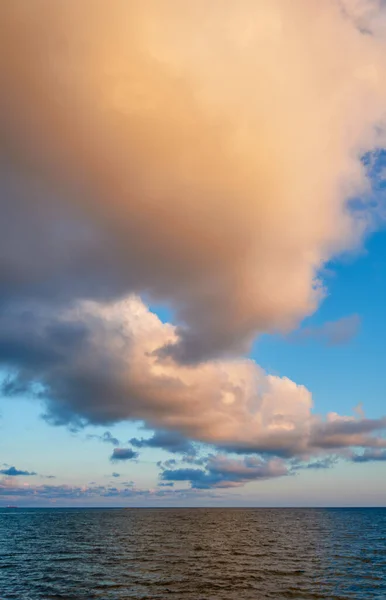 Abends Helle Wolken Über Dem Meer — Stockfoto