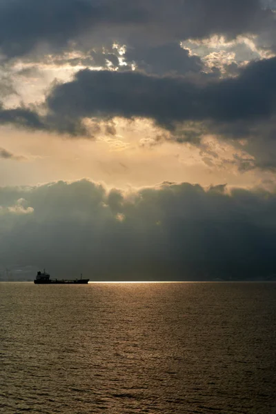 Nublado Amanecer Sobre Mar Las Montañas — Foto de Stock