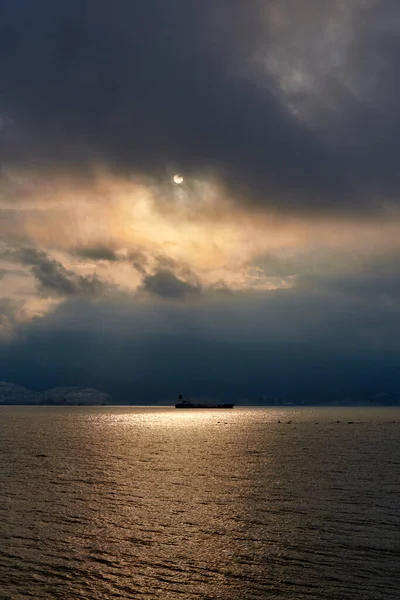 Chmurny Świt Nad Morzem Górami — Zdjęcie stockowe