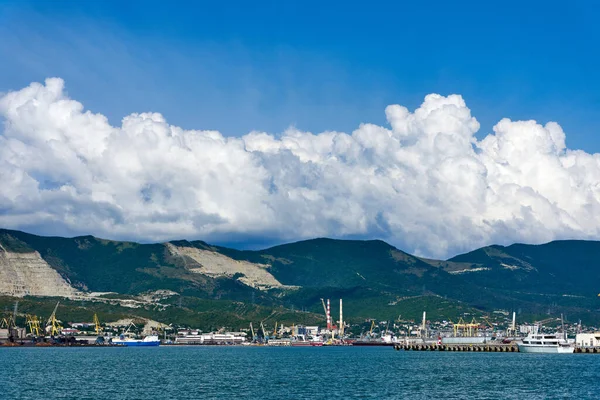 山や港の上の雲 — ストック写真