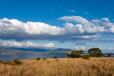 Tarlanın ve gölün üzerindeki bulutlar