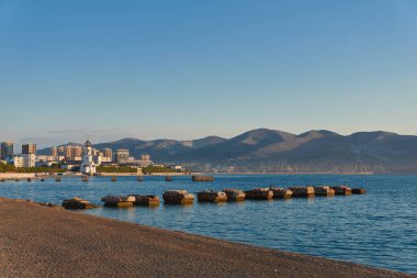 Sabah kumsalı ve deniz manzarası