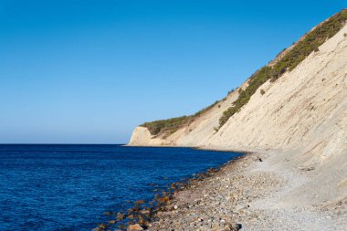 Deniz ve plajın üstündeki dağ yamaçları