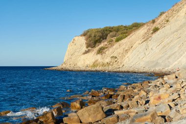 Denizin kayalık kıyıları