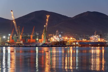 Vinçler ve gemi gece limanında