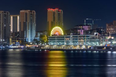 Şehir ışıklarının denize yansıması.