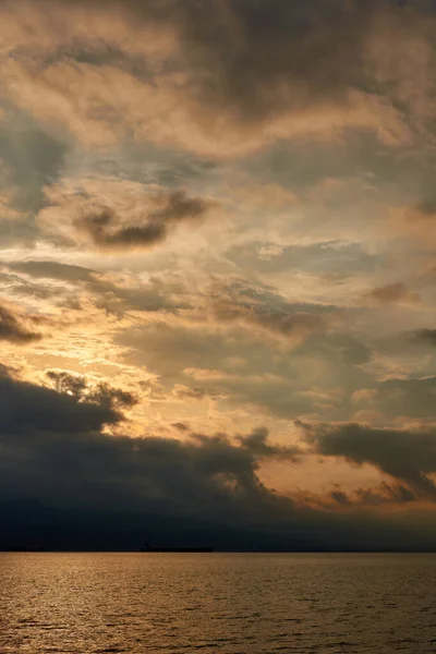 Bulutların ve denizin üzerinde şafak