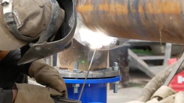 Tuyau de soudage. Tuyau de soudage ouvrier soudeur par électrode. Electrodes pour soudage et étincelles .