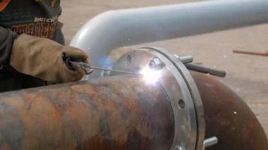 Boru kaynak. Boru tarafından elektrot kaynak kaynakçı işçi. Elektrotlar kaynak ve sparks için.