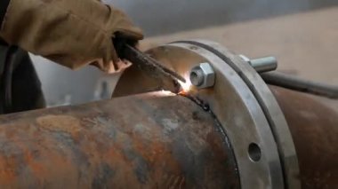 Boru kaynak. Boru tarafından elektrot kaynak kaynakçı işçi. Elektrotlar kaynak ve sparks için.