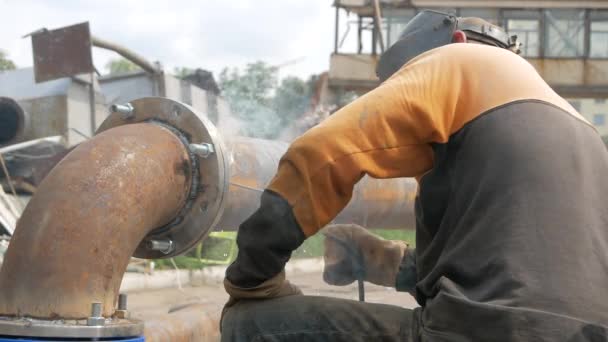 Tubo Soldadura Soldador Trabajador Tubería Soldadura Por Electrodo Electrodos Para — Vídeos de Stock