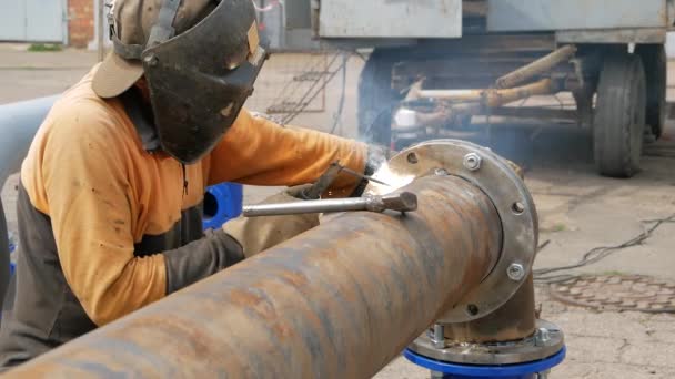 Tubo Soldadura Soldador Trabajador Tubería Soldadura Por Electrodo Electrodos Para — Vídeo de stock