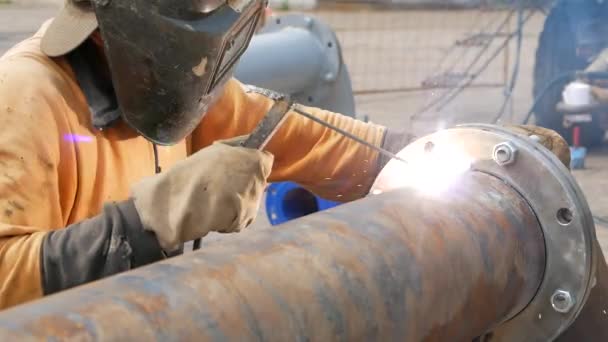 Welding Pipe Welder Worker Welding Pipe Electrode Electrodes Welding Sparks — Stock Video