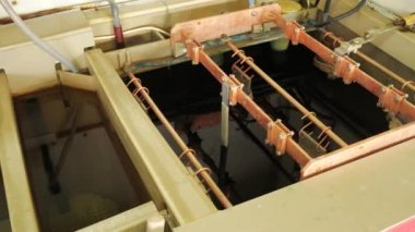 Devre kartı üretim. Galvanik Banyosu, Mühendislik üretim. İş akışında galvanik banyosunda devre kartı