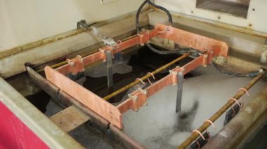 Galvanik Banyosu, Mühendislik üretim. İş akışında galvanik banyosunda devre kartı. Devre kartı üretim