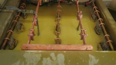 Galvanik Banyosu, Mühendislik üretim. İş akışında galvanik banyosunda devre kartı. Devre kartı üretim