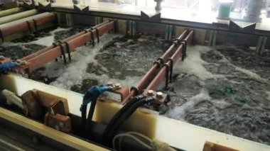 Galvanik Banyosu, Mühendislik üretim. İş akışında galvanik banyosunda devre kartı. Devre kartı üretim