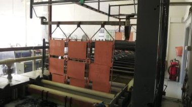 Galvanik Banyosu, devre kartı üretim. Mühendislik üretim. İş akışında galvanik banyosunda devre kartı