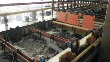 Galvanik Banyosu, devre kartı üretim. Mühendislik üretim. İş akışında galvanik banyosunda devre kartı