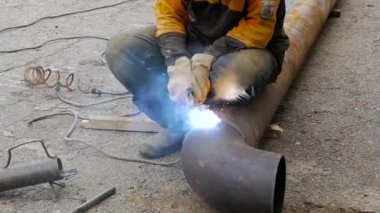 Boru hattı kaynak. Boru tarafından elektrot kaynak kaynakçı işçi. Elektrotlar kaynak ve sparks için.